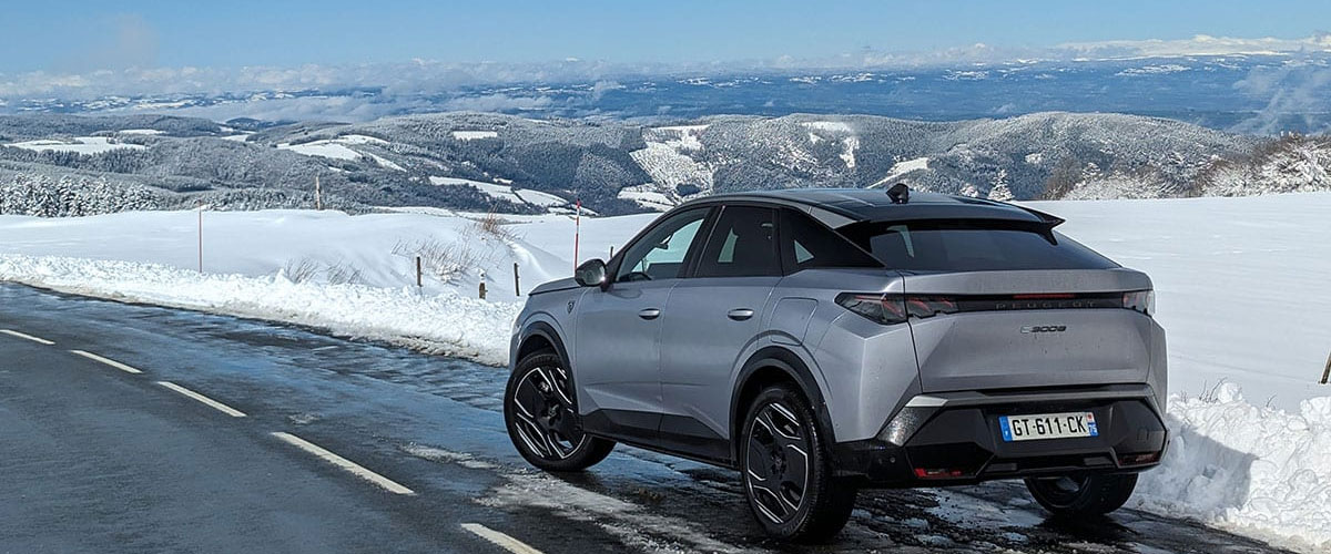 Peugeot e-3008 sur une route de montagne enneigée